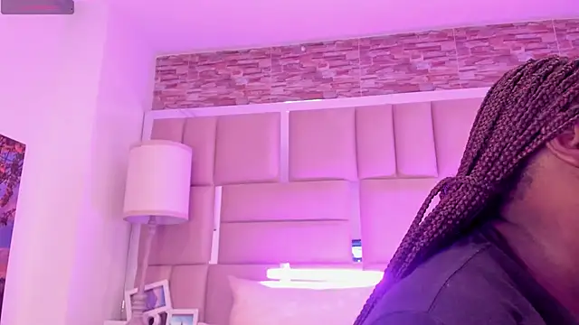 ShaniaBrownn online show from April 2026 07:53:01 PM