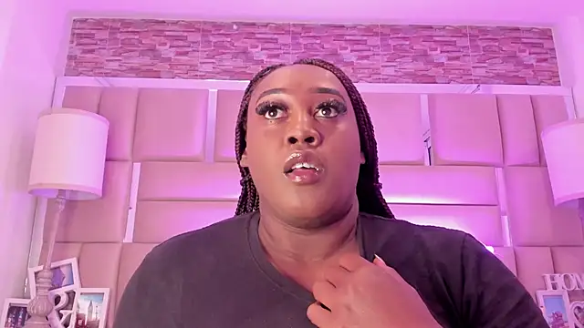 ShaniaBrownn online show from May 2026 07:39:01 PM