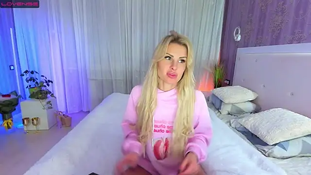 Snapshot of MirandaQueen chatting on January 2025 04:44:01 AM MirandaQueen online show from January 2025 04:44:01 AM