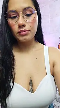LauraRuiz1 online show from May 2026 01:04:01 AM