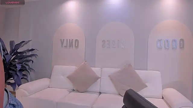 ToriCrossX online show from October 2025 01:23:02 PM