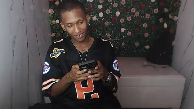 Snapshot of ManSant chatting on November 2025 05:40:01 PM ManSant online show from November 2025 05:40:01 PM