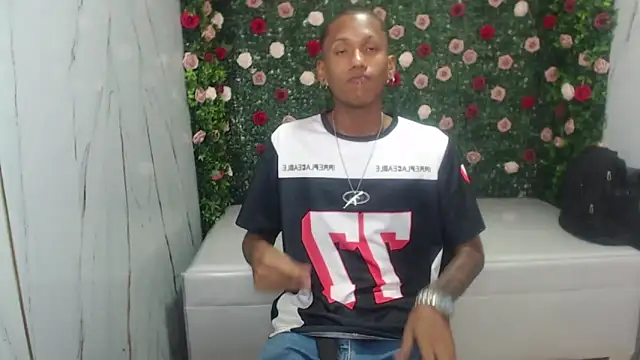 Snapshot of ManSant chatting on November 2025 01:47:02 PM ManSant online show from November 2025 01:47:02 PM