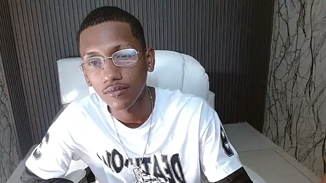 Snapshot of ManSant chatting on October 2025 03:24:02 PM ManSant online show from October 2025 03:24:02 PM