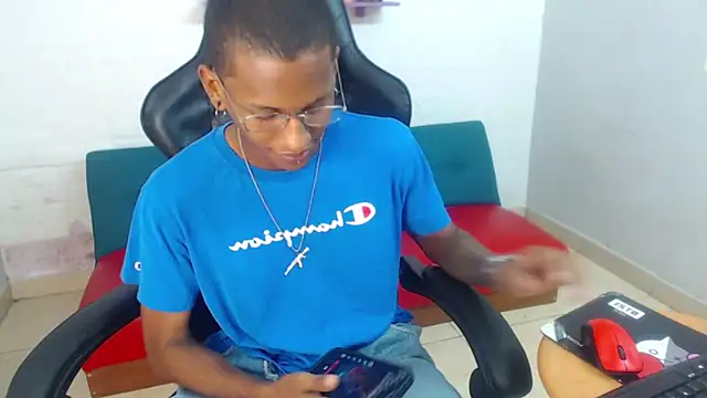 Snapshot of ManSant chatting on November 2025 04:33:01 PM ManSant online show from November 2025 04:33:01 PM