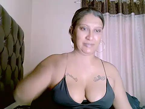 Snapshot of eroticbeauty37 chatting on June 2026 09:52:01 AM eroticbeauty37 online show from June 2026 09:52:01 AM