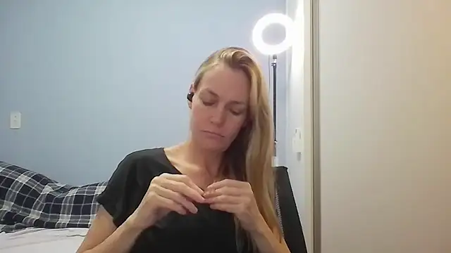 Annylove1 online show from April 2026 12:21:02 PM