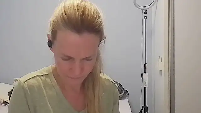 Annylove1 online show from April 2026 12:11:02 AM