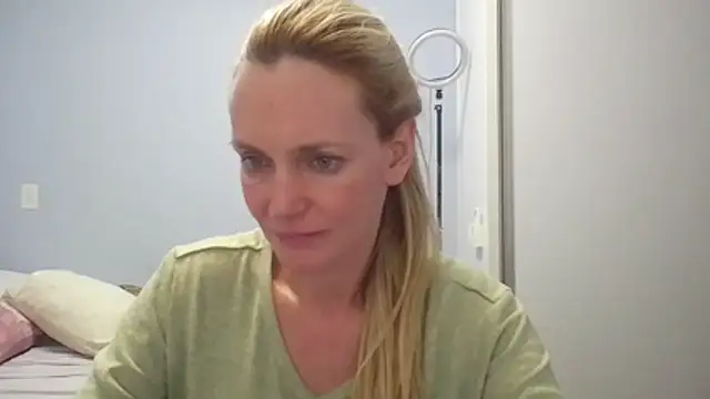Snapshot of Annylove1 chatting on April 2026 01:06:02 AM Annylove1 online show from April 2026 01:06:02 AM