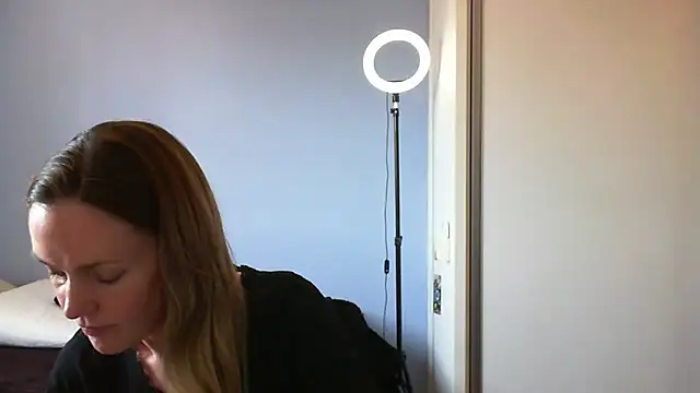 Annylove1 online show from November 2025 03:38:02 PM