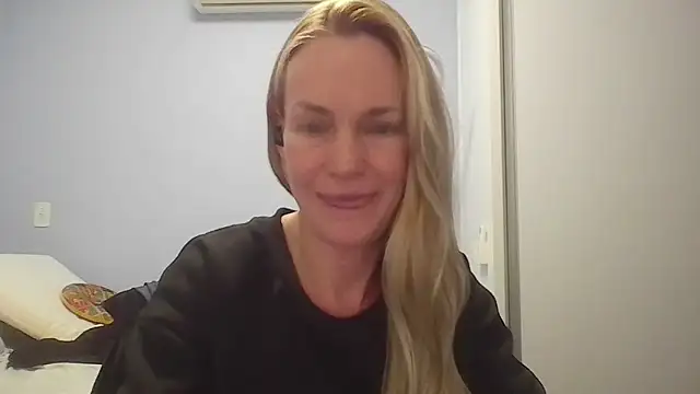 Snapshot of Annylove1 chatting on June 2026 12:44:01 AM Annylove1 online show from June 2026 12:44:01 AM