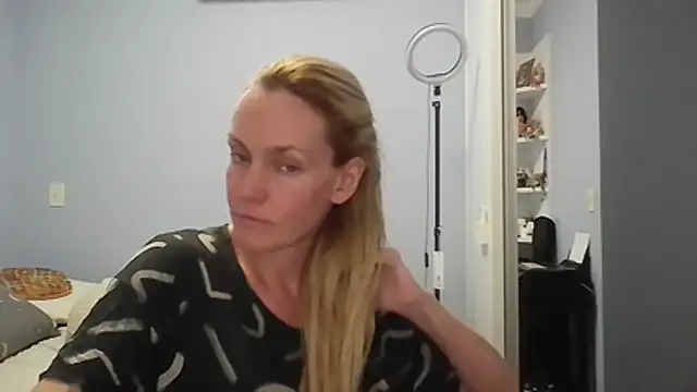 Annylove1 online show from April 2026 11:50:02 PM