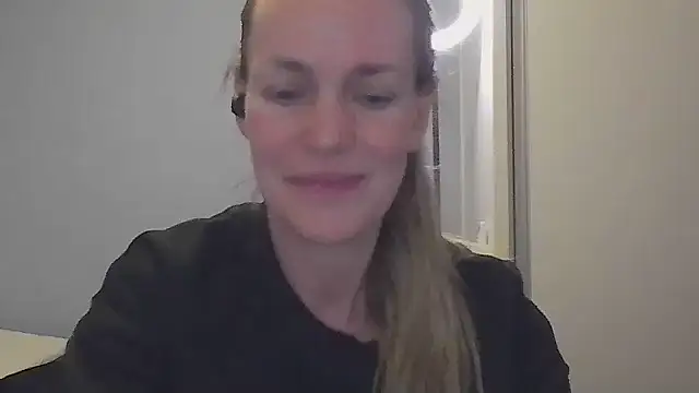 Annylove1 online show from November 2025 11:52:02 PM