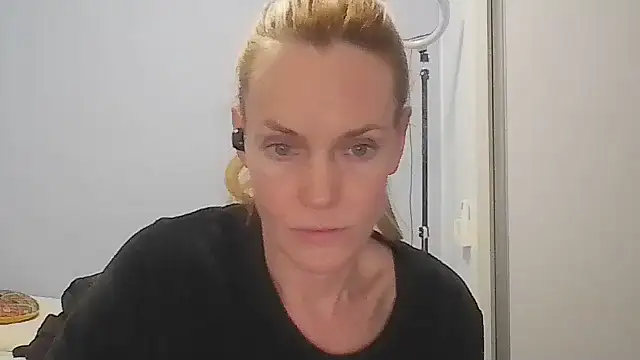 Snapshot of Annylove1 chatting on May 2026 12:07:02 AM Annylove1 online show from May 2026 12:07:02 AM