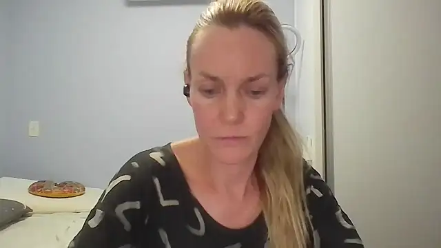 Annylove1 online show from April 2026 12:17:01 AM