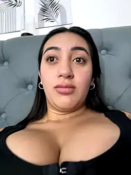 Snapshot of Hannahoff chatting on November 2025 12:20:01 AM Hannahoff online show from November 2025 12:20:01 AM