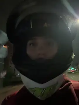 Snapshot of Hannahoff chatting on November 2025 04:16:02 AM Hannahoff online show from November 2025 04:16:02 AM