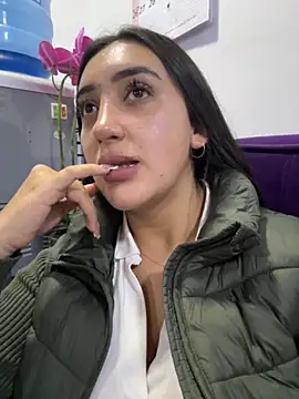 Snapshot of Hannahoff chatting on November 2025 12:25:02 AM Hannahoff online show from November 2025 12:25:02 AM