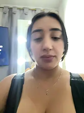 Snapshot of Hannahoff chatting on November 2025 07:29:01 AM Hannahoff online show from November 2025 07:29:01 AM