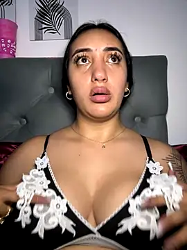 Snapshot of Hannahoff chatting on November 2025 03:12:02 AM Hannahoff online show from November 2025 03:12:02 AM