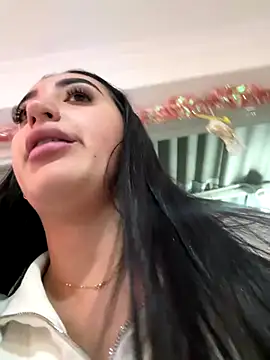 Snapshot of Hannahoff chatting on December 2025 04:29:01 AM Hannahoff online show from December 2025 04:29:01 AM