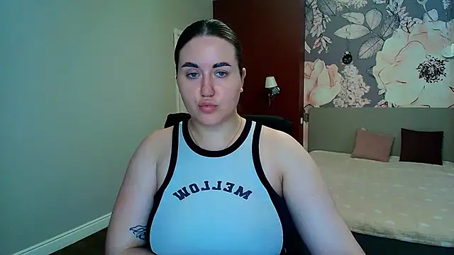 Snapshot of Roxie_Bradley chatting on June 2026 05:47:01 AM Roxie Bradley online show from June 2026 05:47:01 AM