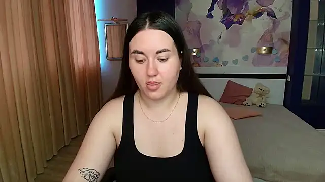 Snapshot of Roxie_Bradley chatting on July 2026 05:37:01 AM Roxie Bradley online show from July 2026 05:37:01 AM