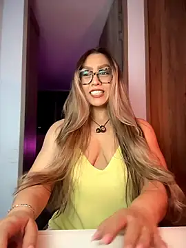 Snapshot of Im_sophiie chatting on June 2026 07:16:01 AM Im sophiie online show from June 2026 07:16:01 AM
