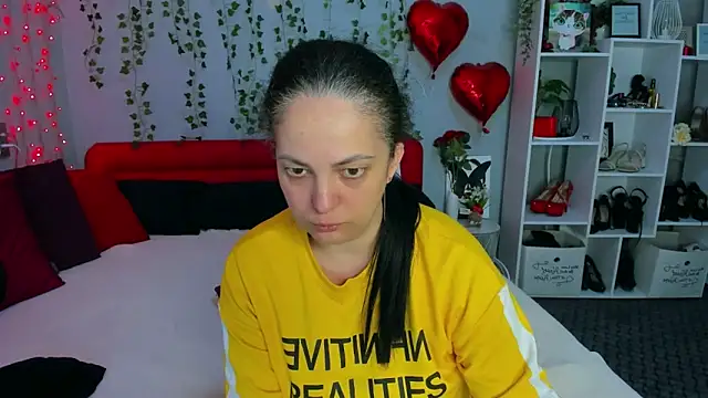 DarlingMilf online show from April 2026 06:23:01 PM