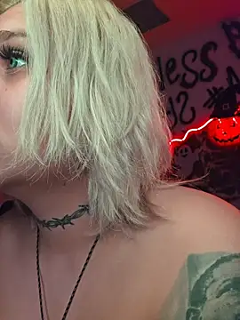 Laura takint online show from October 2025 04:37:02 AM