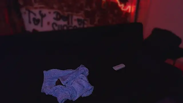 Laura takint online show from November 2025 09:30:01 PM