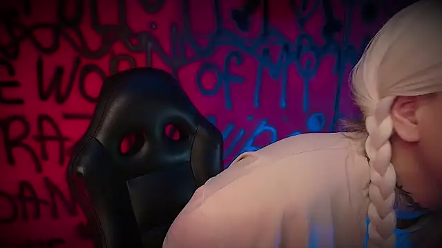 Laura takint online show from February 2025 04:01:02 PM