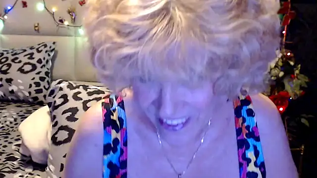 HappyWomanOn online show from April 2026 09:06:01 PM