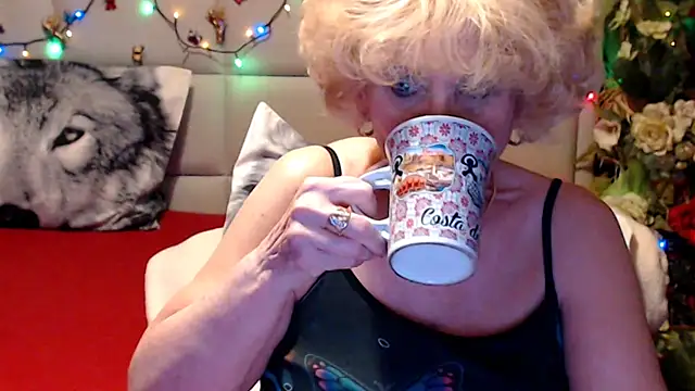 HappyWomanOn online show from May 2026 09:18:01 AM