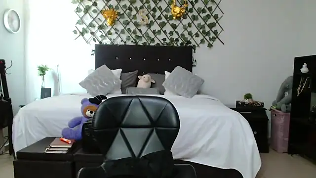 Snapshot of Pinkye_skarlet chatting on April 2026 06:24:01 PM Pinkye skarlet online show from April 2026 06:24:01 PM