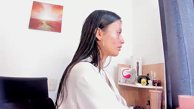 nia  white online show from November 2025 05:05:01 PM