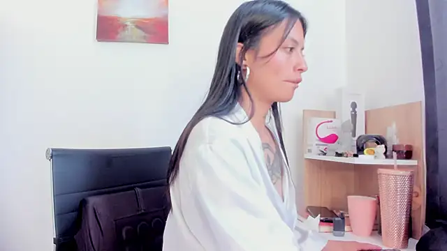 nia  white online show from December 2025 06:35:01 PM