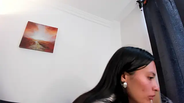 nia  white online show from December 2025 07:13:01 PM