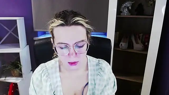 Zoey Erotic online show from March 2026 05:40:01 AM