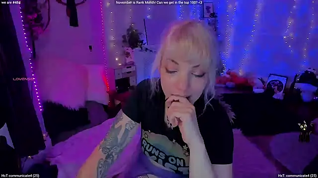 AliceW0lf online show from November 2025 07:36:02 PM