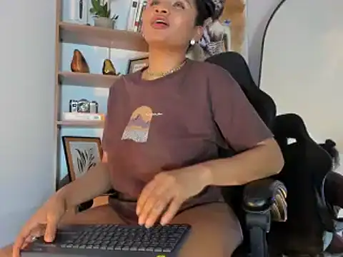 Snapshot of sophia18- chatting on January 2025 12:01:02 PM sophia18- online show from January 2025 12:01:02 PM