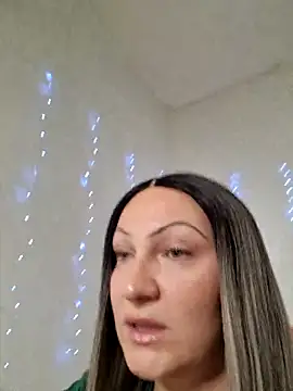 Snapshot of KVerunce chatting on December 2024 10:11:01 PM KVerunce online show from December 2024 10:11:01 PM