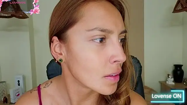Snapshot of AnisiaFarina chatting on October 2025 11:20:02 AM AnisiaFarina online show from October 2025 11:20:02 AM