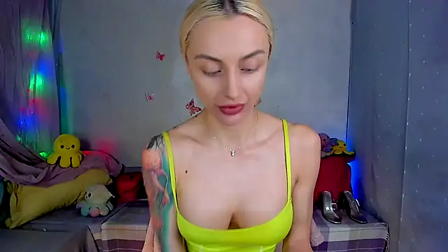 Snapshot of LickLizzy chatting on November 2025 04:50:02 AM LickLizzy online show from November 2025 04:50:02 AM