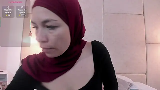 aisha vs online show from November 2025 12:49:01 PM