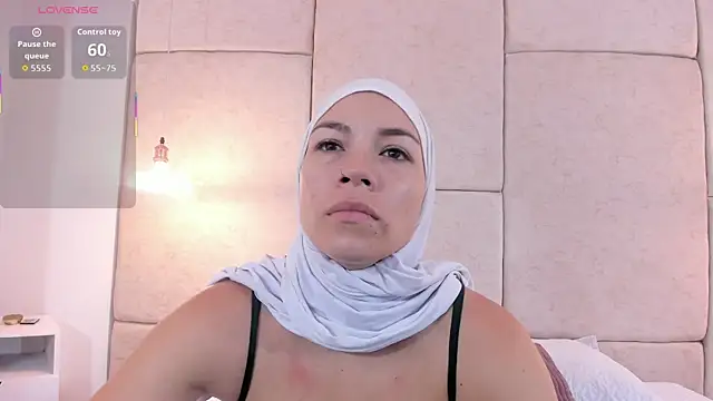 aisha vs online show from November 2025 12:27:01 PM