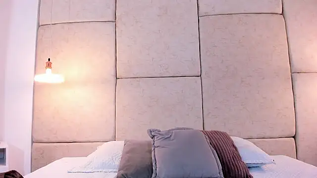 aisha vs online show from November 2025 12:09:01 PM