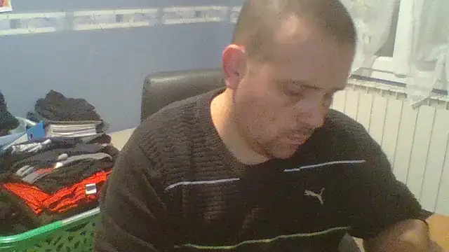 manubm03 online show from December 2025 05:25:01 PM