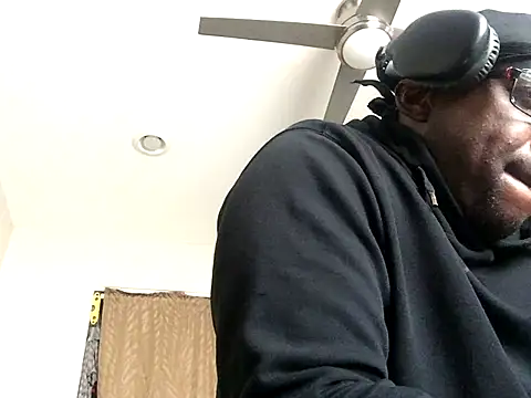 Snapshot of Londonfrotadejr chatting on December 2024 03:13:02 PM Londonfrotadejr online show from December 2024 03:13:02 PM