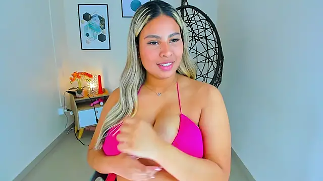 Snapshot of Carlota_peach chatting on February 2025 08:10:01 AM Carlota peach online show from February 2025 08:10:01 AM